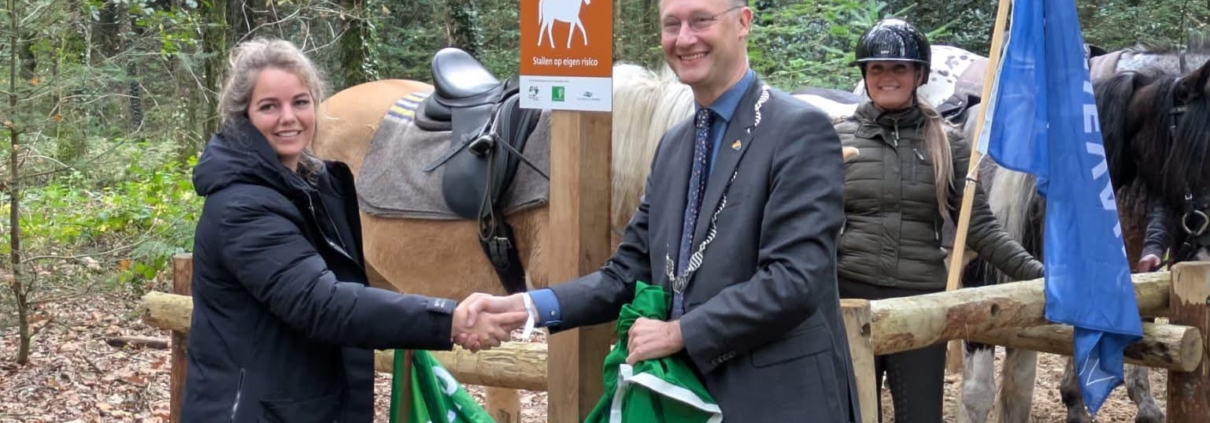 Stichting Paardenroutes Drenthe opening aanbindplaats Poolshoogte